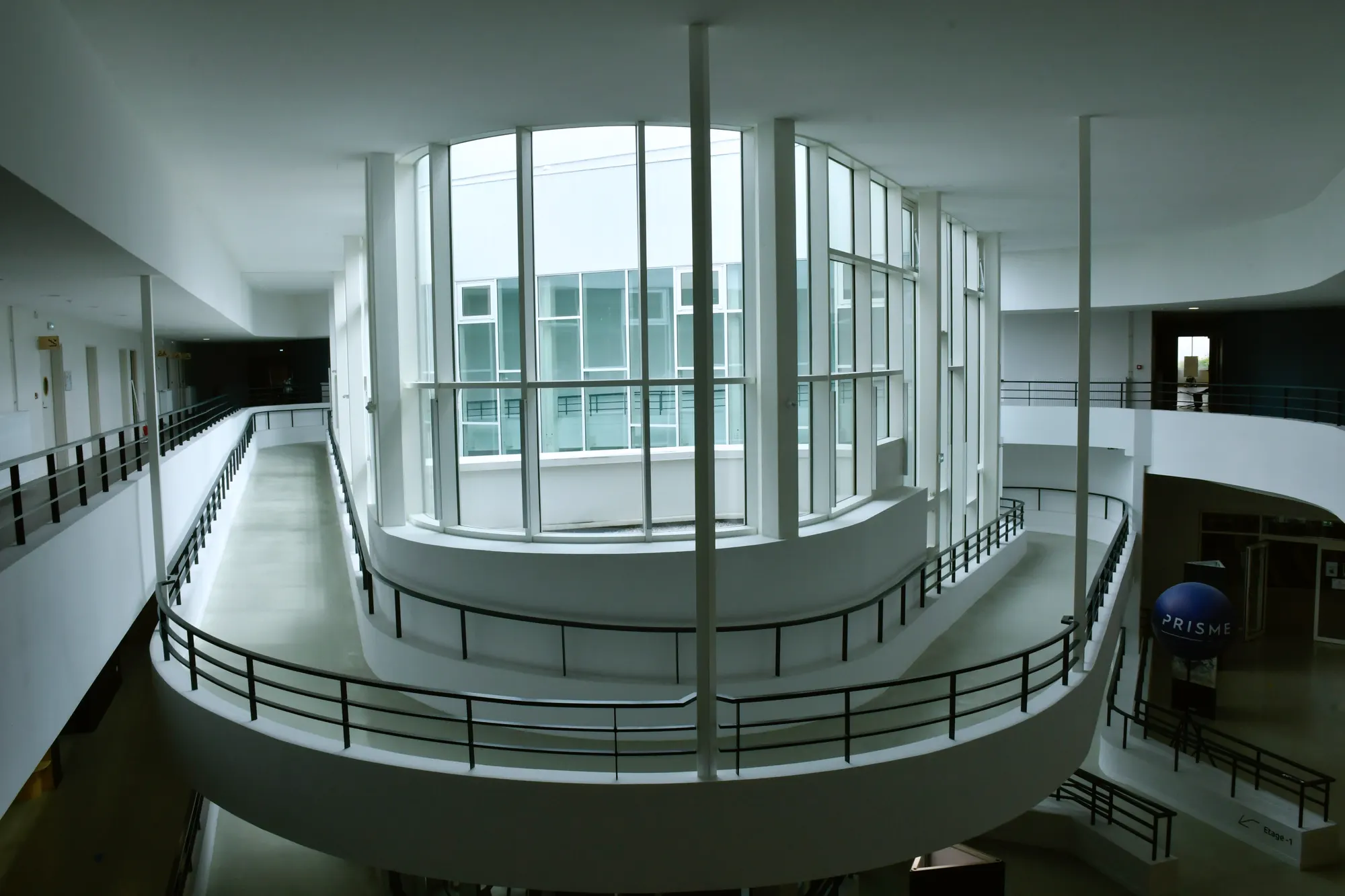Les coursives du PRISME, à Bobigny