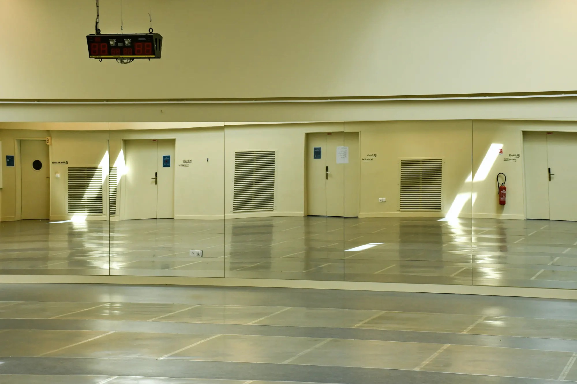 Le mur de miroirs de la salle d'armes